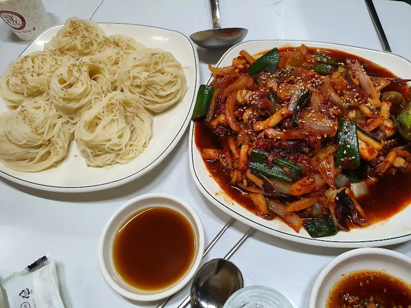 매콤한 오징어 볶음과 소면