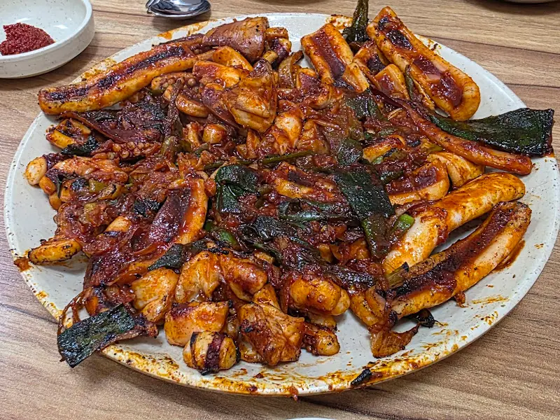 윤기 좔좔 흐르는 오징어 불고기