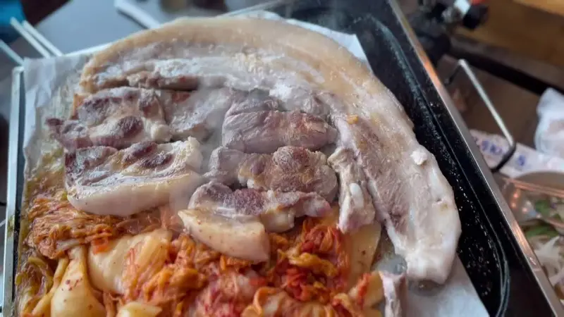 불판에 구워지는 김치와 오겹살