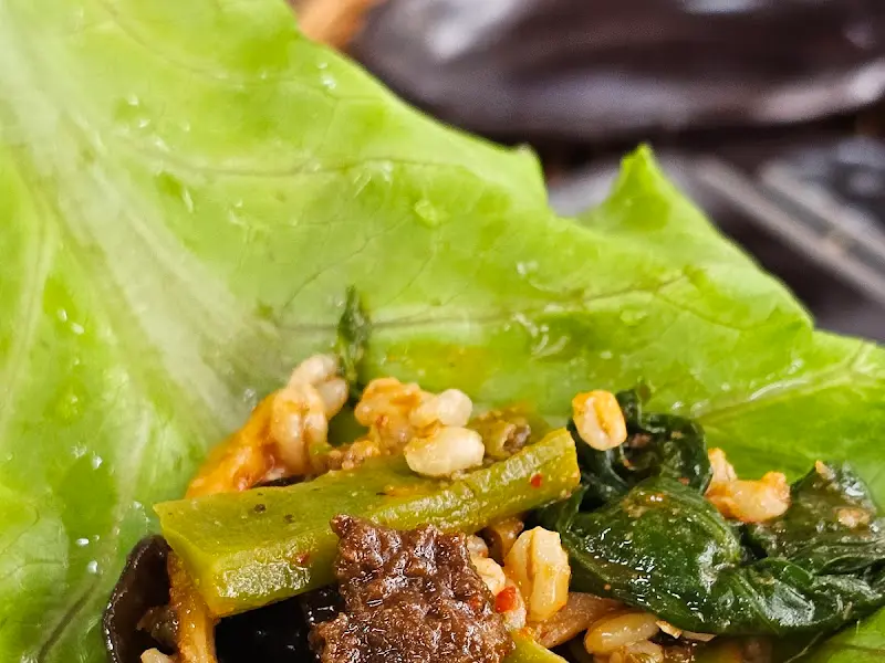 쌈 채소에 싸 먹는 보리밥