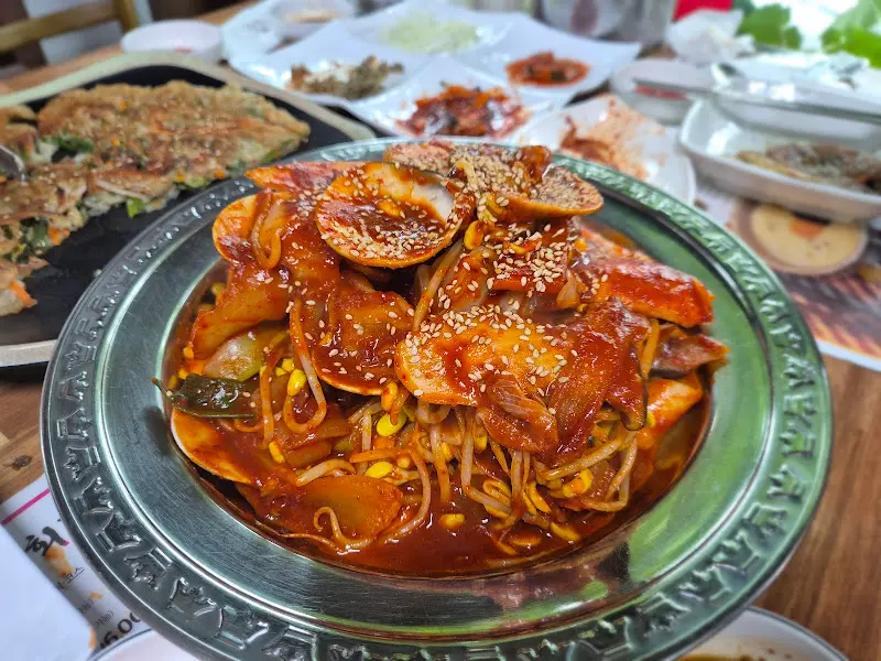 매콤한 양념이 일품인 백합 찜