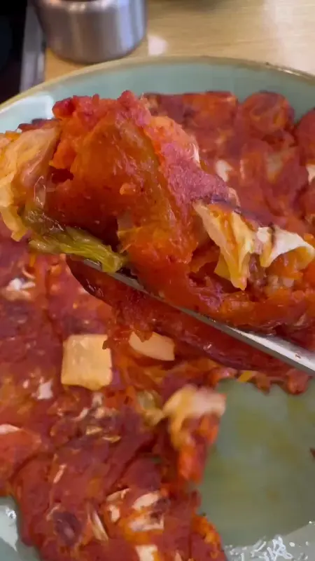 김치전 한 조각을 들어올린 모습