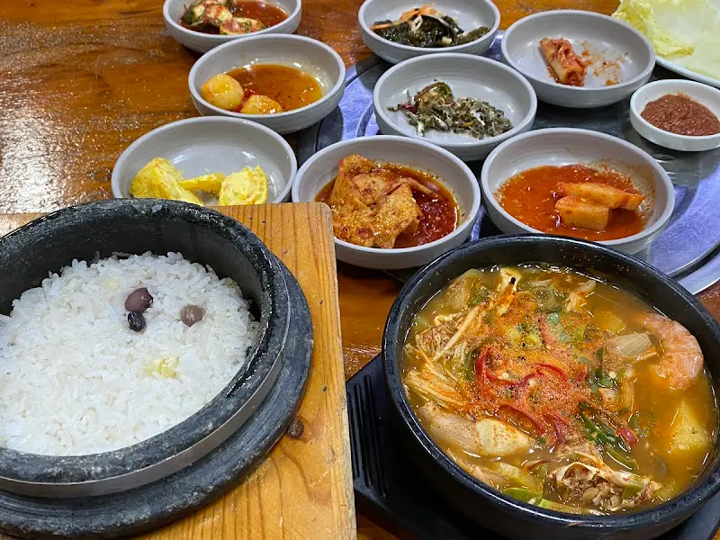 돌솥밥과 감자탕 한 상 차림