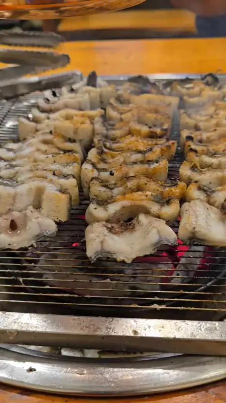 잘 구워진 장어 단면