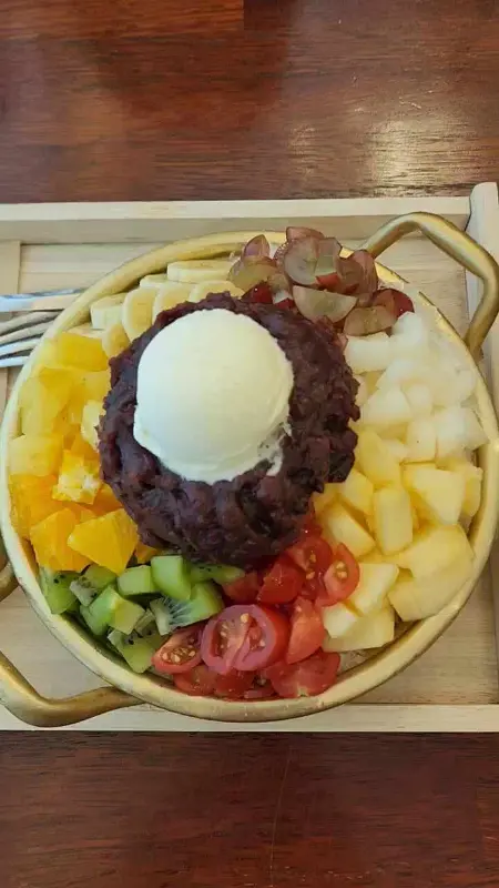 다채로운 색감의 과일 빙수