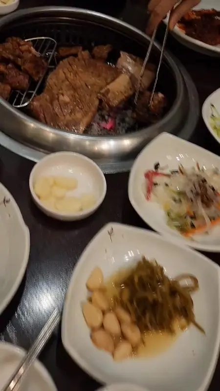 돼지갈비 굽는 모습