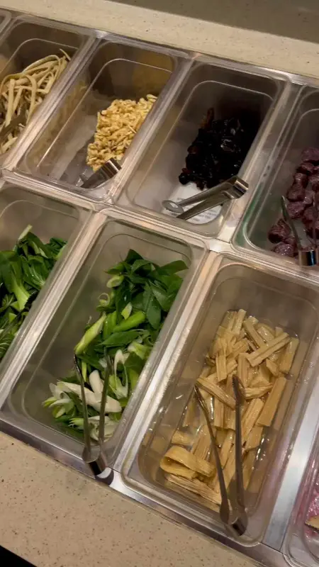 셀프바에 가지런히 정돈된 떡볶이 재료들