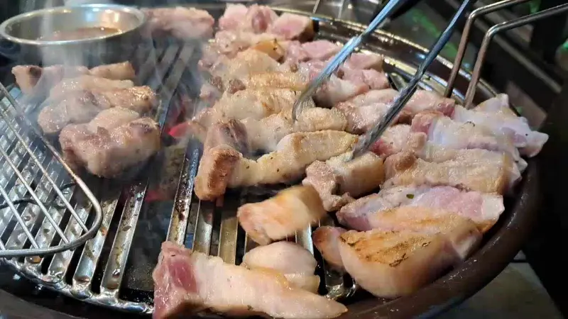 숯불 위에 올려진 흑돼지 오겹살