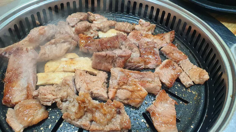 불판 위에서 익어가는 갈비