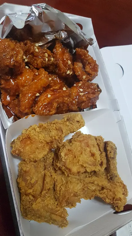 윤기가 흐르는 양념치킨과 바삭한 후라이드 치킨