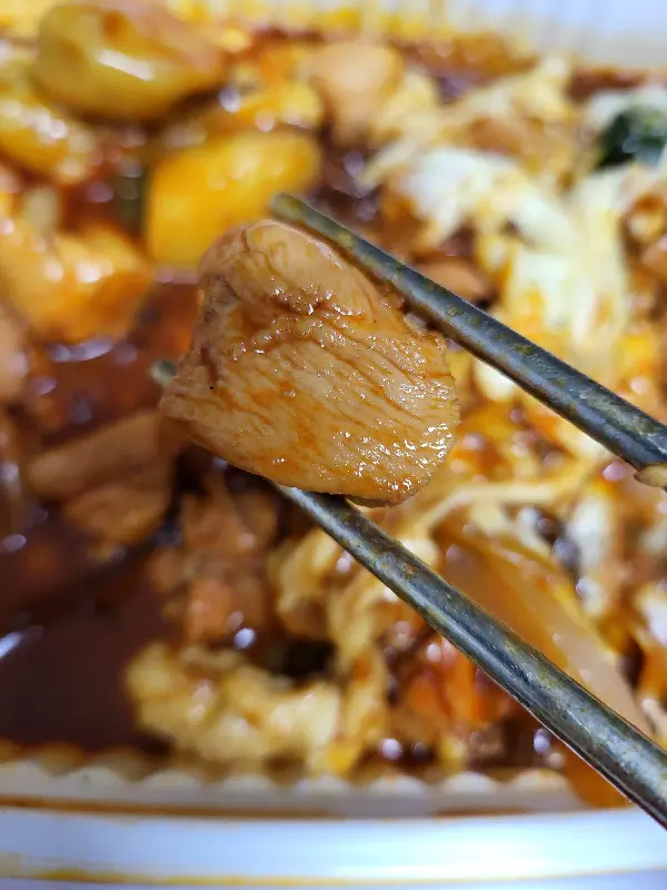 젓가락으로 집어 올린 닭고기