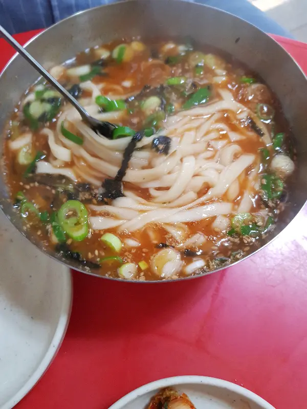 장칼국수의 면발을 들어올리는 모습