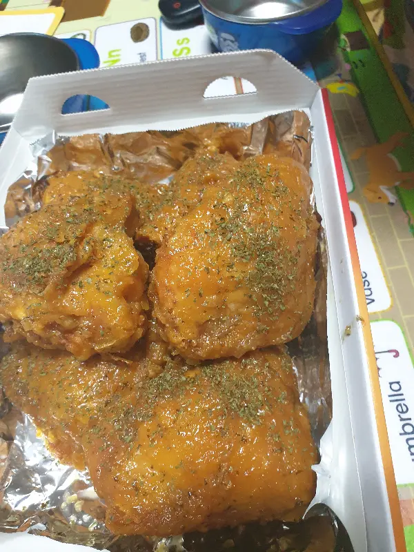 양념이 듬뿍 발린 치킨