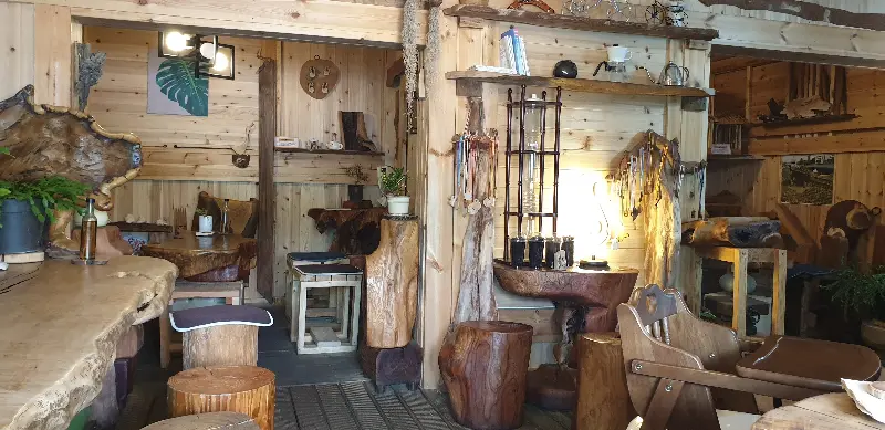 카페 내부, 나무 소재를 활용한 인테리어