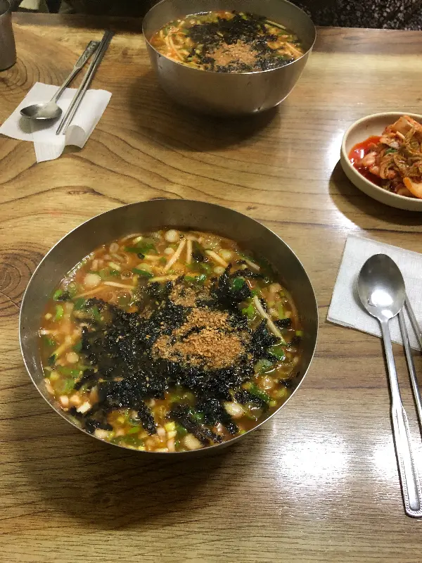 테이블에 놓인 칼국수