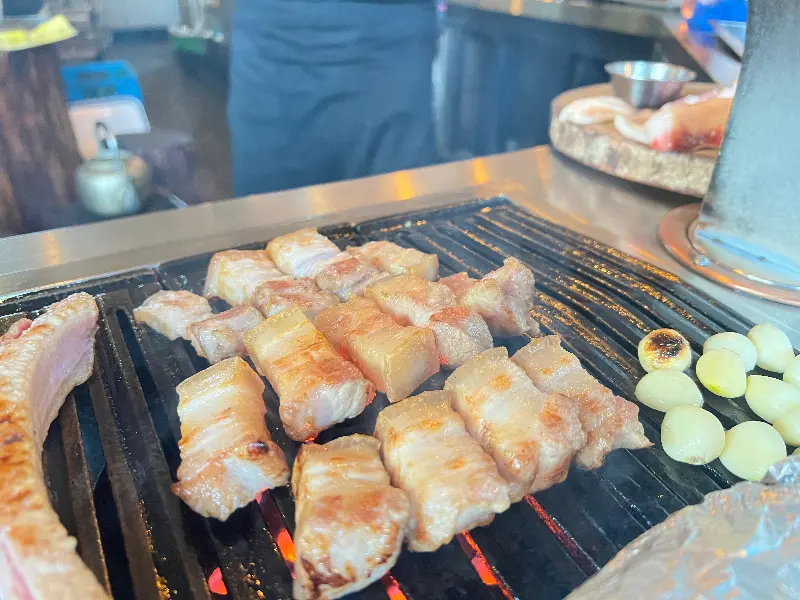 직원이 직접 구워주는 꽃삼겹살