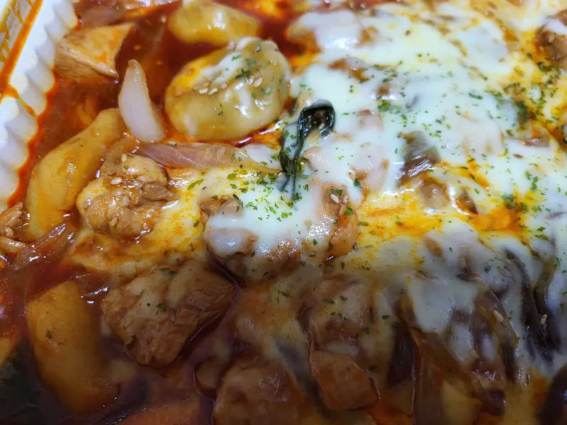 치즈 토핑이 올려진 찜닭
