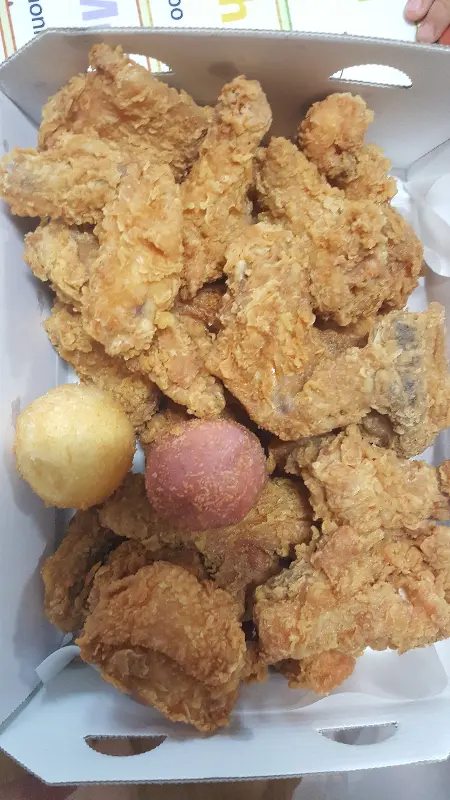 BBQ 치킨과 사이드 메뉴