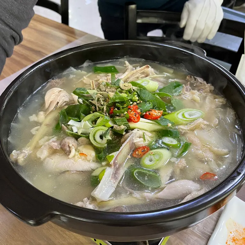 옻닭의 뽀얀 국물