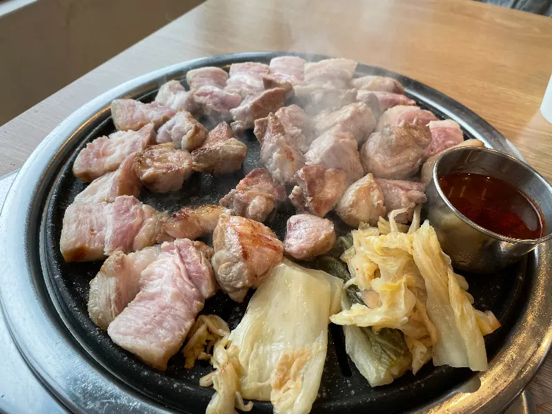 숯불 위에서 맛있게 익어가는 흑돼지