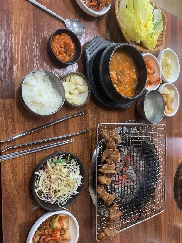 푸짐하게 차려진 밑반찬