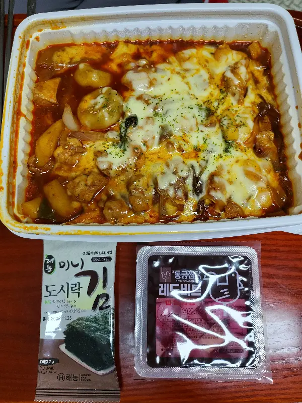 김과 함께 제공되는 찜닭