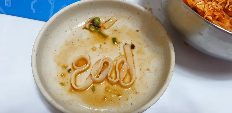 칼국수를 다 먹은 빈 그릇