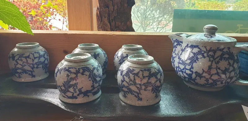 섬세한 문양이 새겨진 찻잔 세트