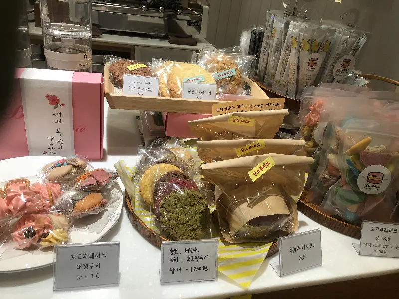 다양한 디저트가 진열된 모습