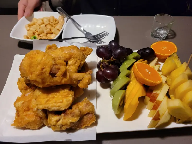 후라이드 치킨과 과일 안주