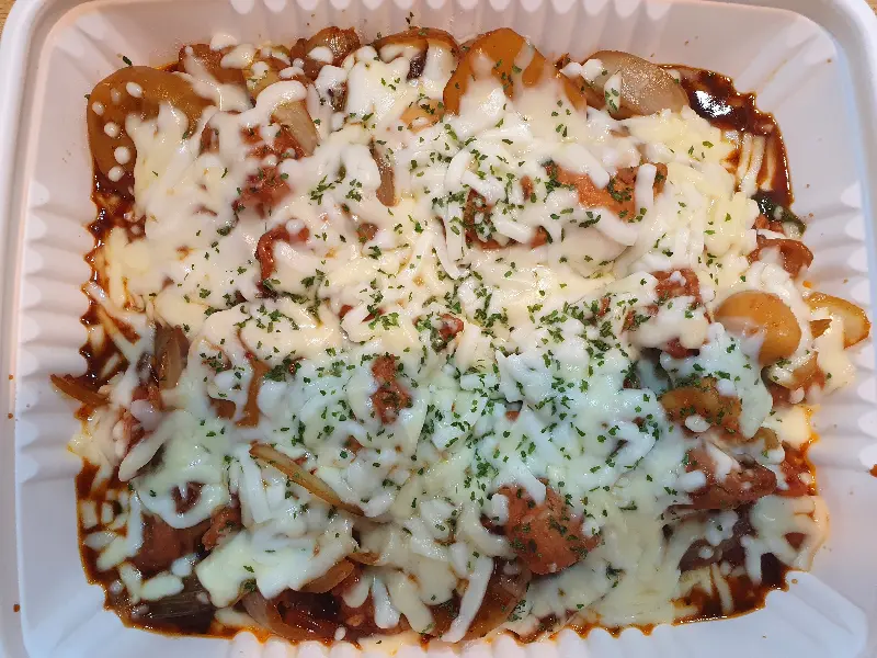 눈꽃처럼 뿌려진 치즈 토핑