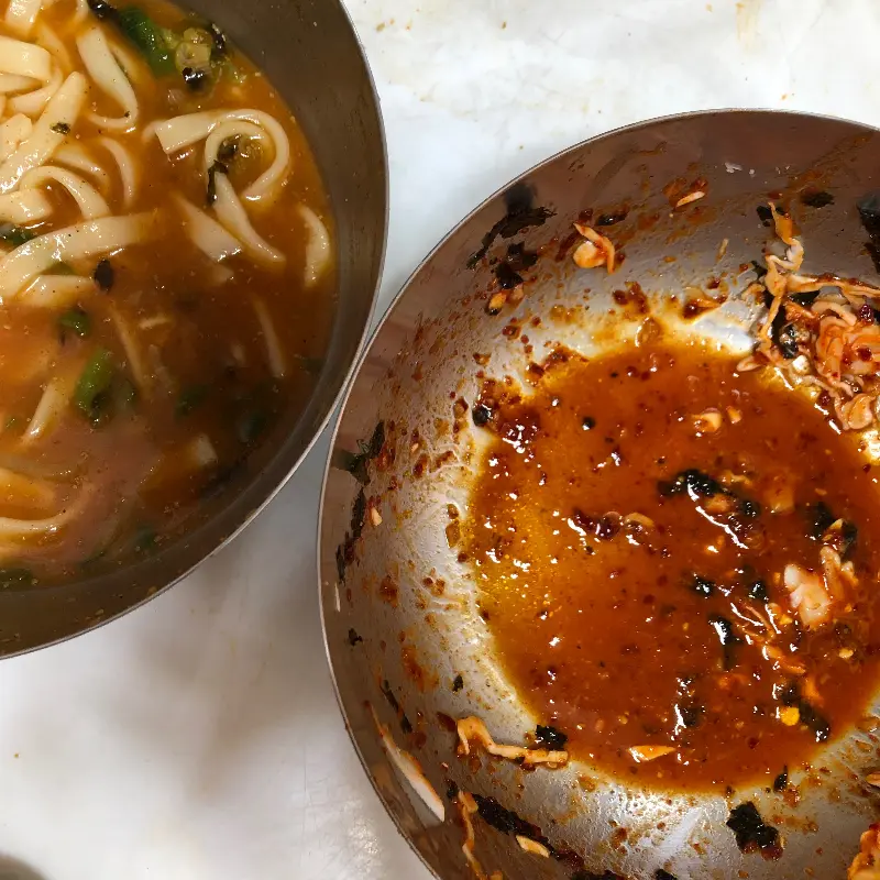 깨끗하게 비워진 칼국수 그릇