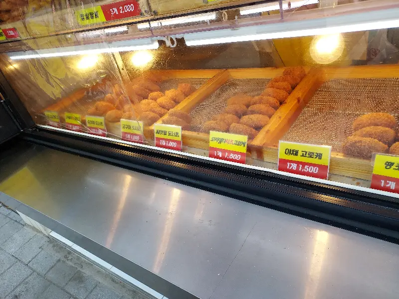 쇼케이스 안의 꽈배기와 고로케