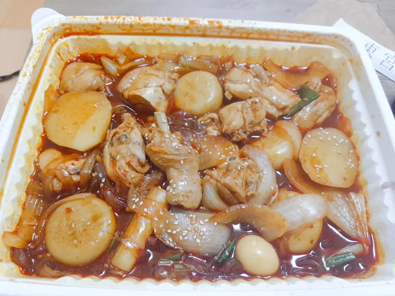 다양한 재료가 듬뿍 들어간 찜닭