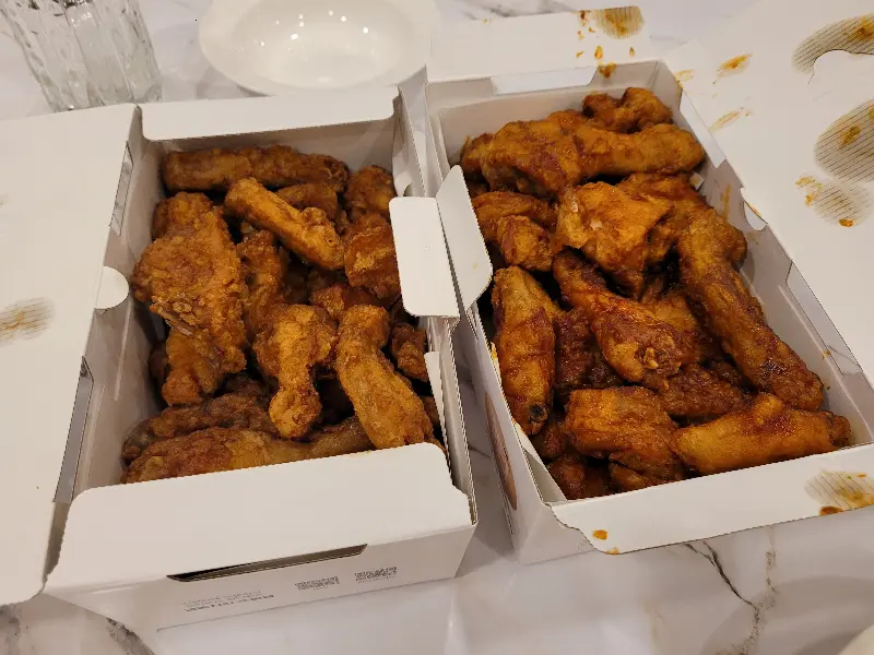 푸짐하게 담겨 나온 교촌 치킨