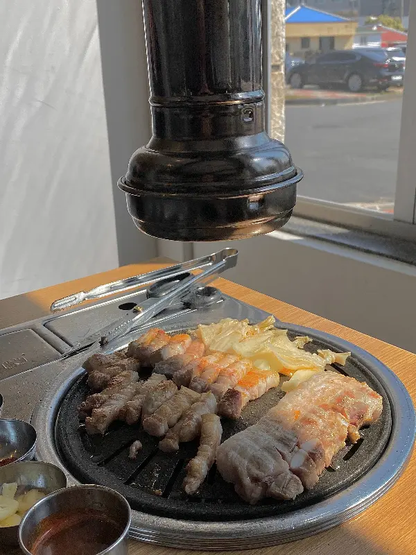 환풍 시설이 잘 갖춰진 테이블에서 구워지는 흑돼지