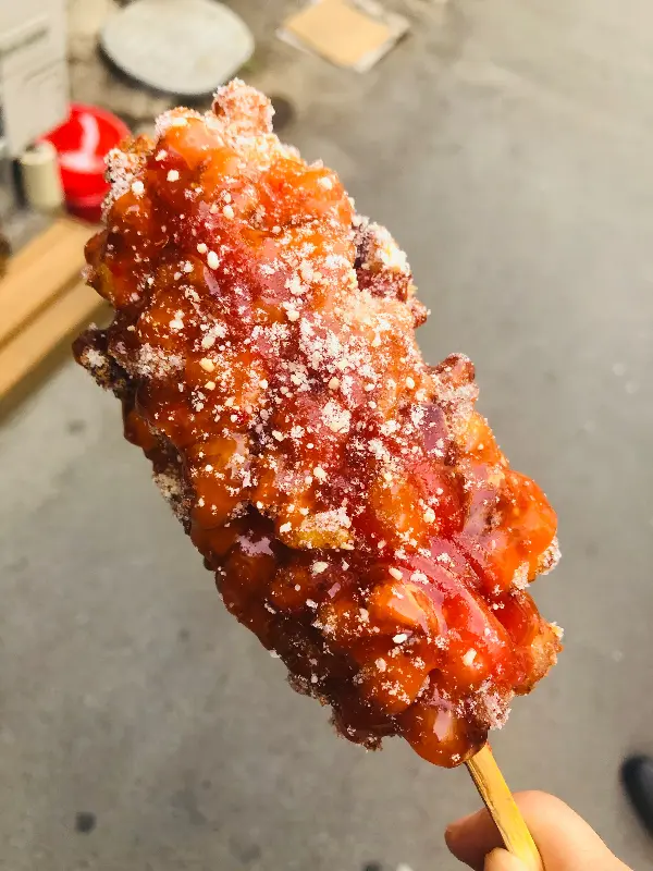 설탕이 듬뿍 뿌려진 핫도그