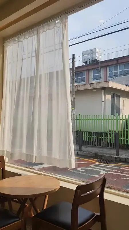 햇살이 가득한 창가 자리