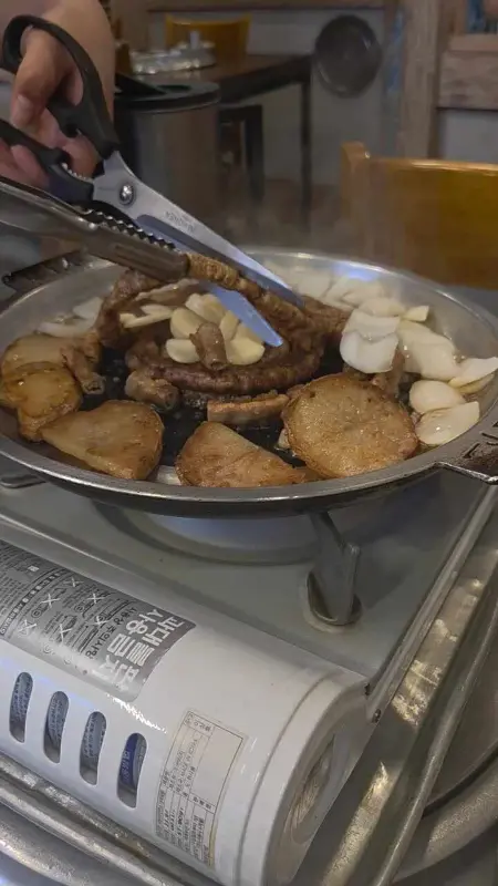 불판 위에서 익어가는 곱창과 마늘