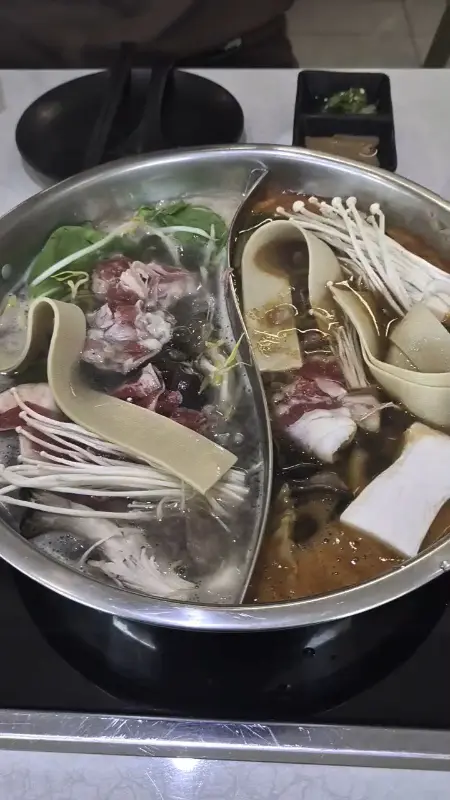 반반 육수가 담긴 샤브샤브 냄비