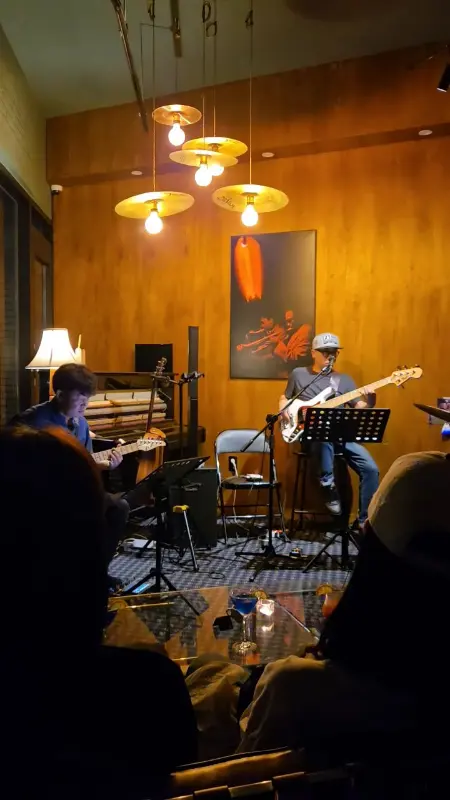 마일스 내부의 라이브 재즈 공연