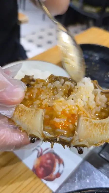 게딱지에 밥을 비벼 먹는 모습