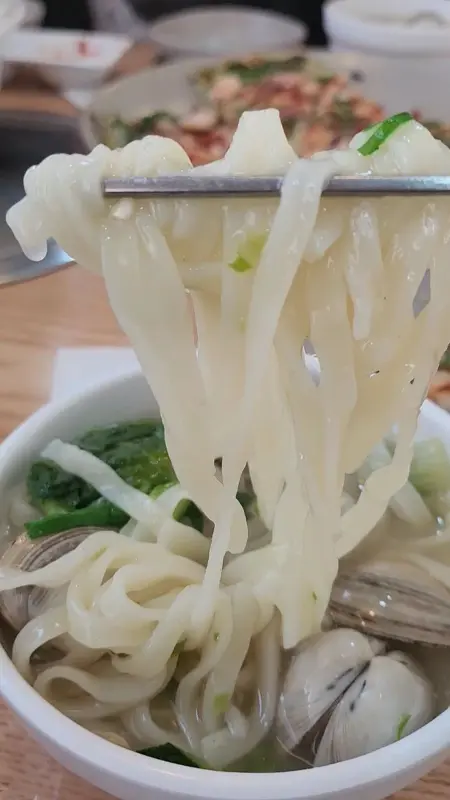 동죽조개가 가득 들어간 칼국수