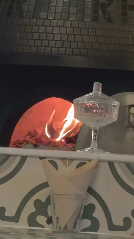 화덕에서 구워지는 피자