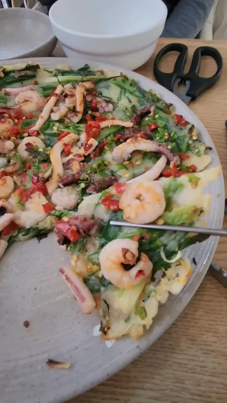 새우와 오징어가 듬뿍 들어간 해물파전