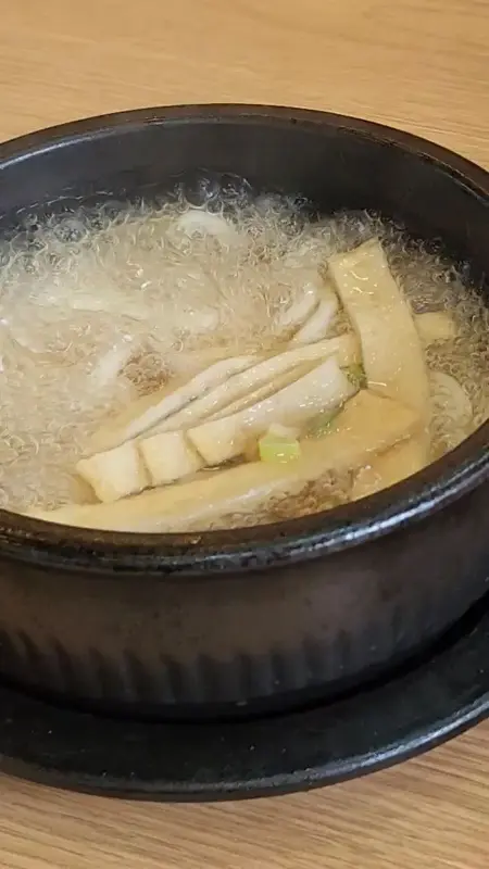 따뜻한 우동 한 그릇은 초밥의 풍미를 더욱 깊게 만들어준다.