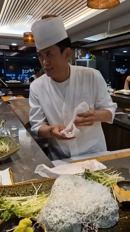 다찌에서 참치를 손질하는 실장님