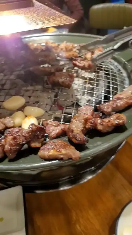 숯불 화로에 구워지는 고기