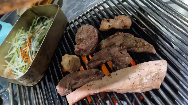 연탄불에 구워지는 돼지 부속