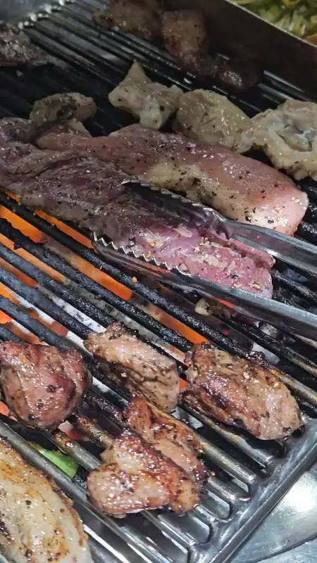 불판 위에서 익어가는 고기